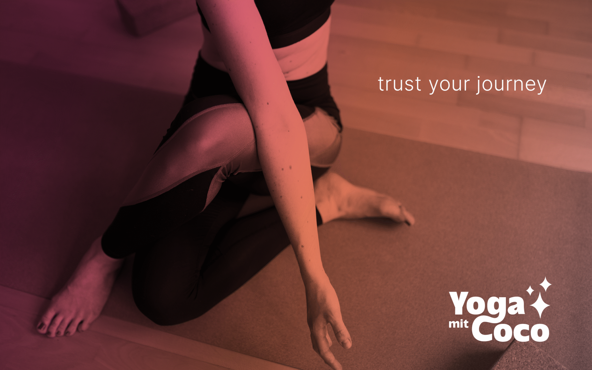 Yoga-Praxis mit Schriftzug Trust your journey