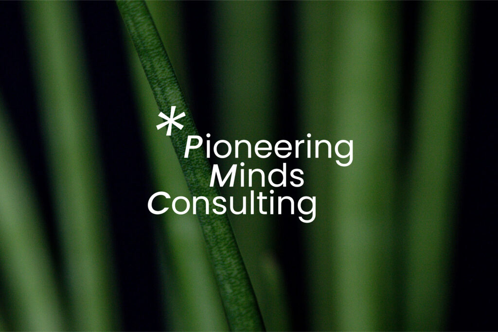 Pioneering Minds Consulting Logo auf grünem Naturhintergrund