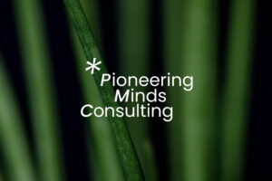 Pioneering Minds Consulting Logo auf grünem Naturhintergrund