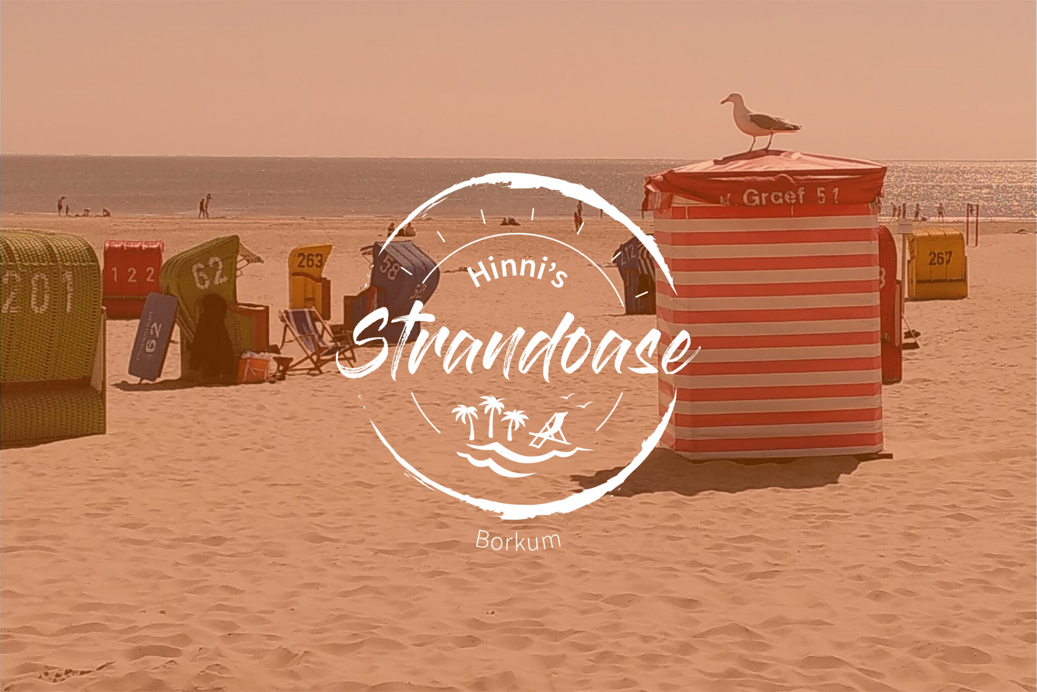 Hinni’s Strandoase Logo auf Strandfoto mit Blick aufs Meer, Strandkörben und Möwe, Borkum