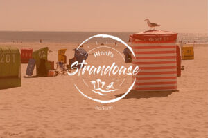 Hinni’s Strandoase Logo auf Strandfoto mit Blick aufs Meer, Strandkörben und Möwe, Borkum
