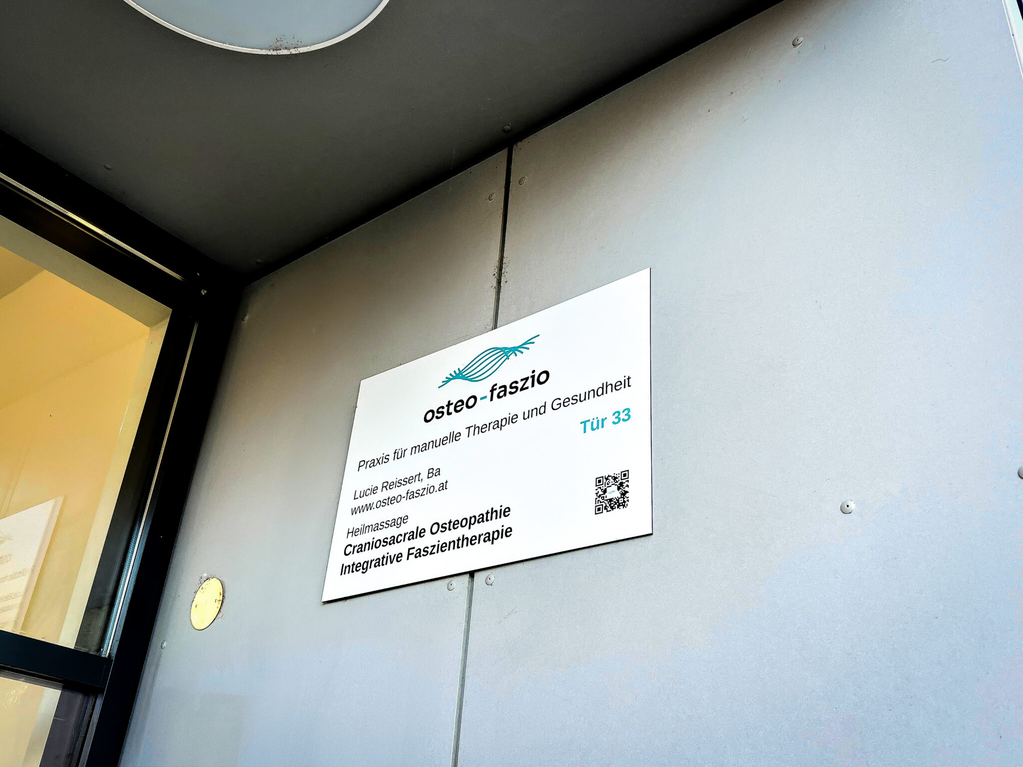 osteo-faszio Eingangsschild. Foto: © Stefanie Dippelreiter
