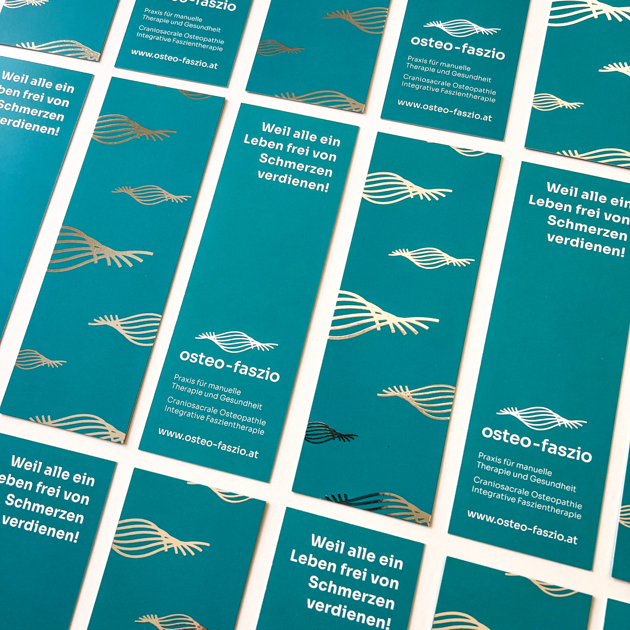 osteo-faszio gedruckte und mit Silber veredelte Leesezeichen, aufgereiht nebeneinander. Foto © Stefanie Dippelreiter