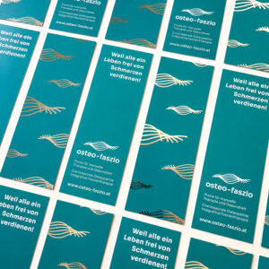 osteo-faszio gedruckte und mit Silber veredelte Leesezeichen, aufgereiht nebeneinander. Foto © Stefanie Dippelreiter