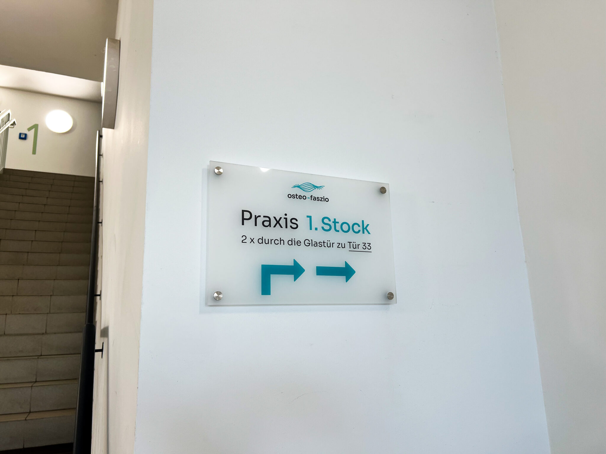 osteo-faszio Orientierungsschild. Foto: © Stefanie Dippelreiter