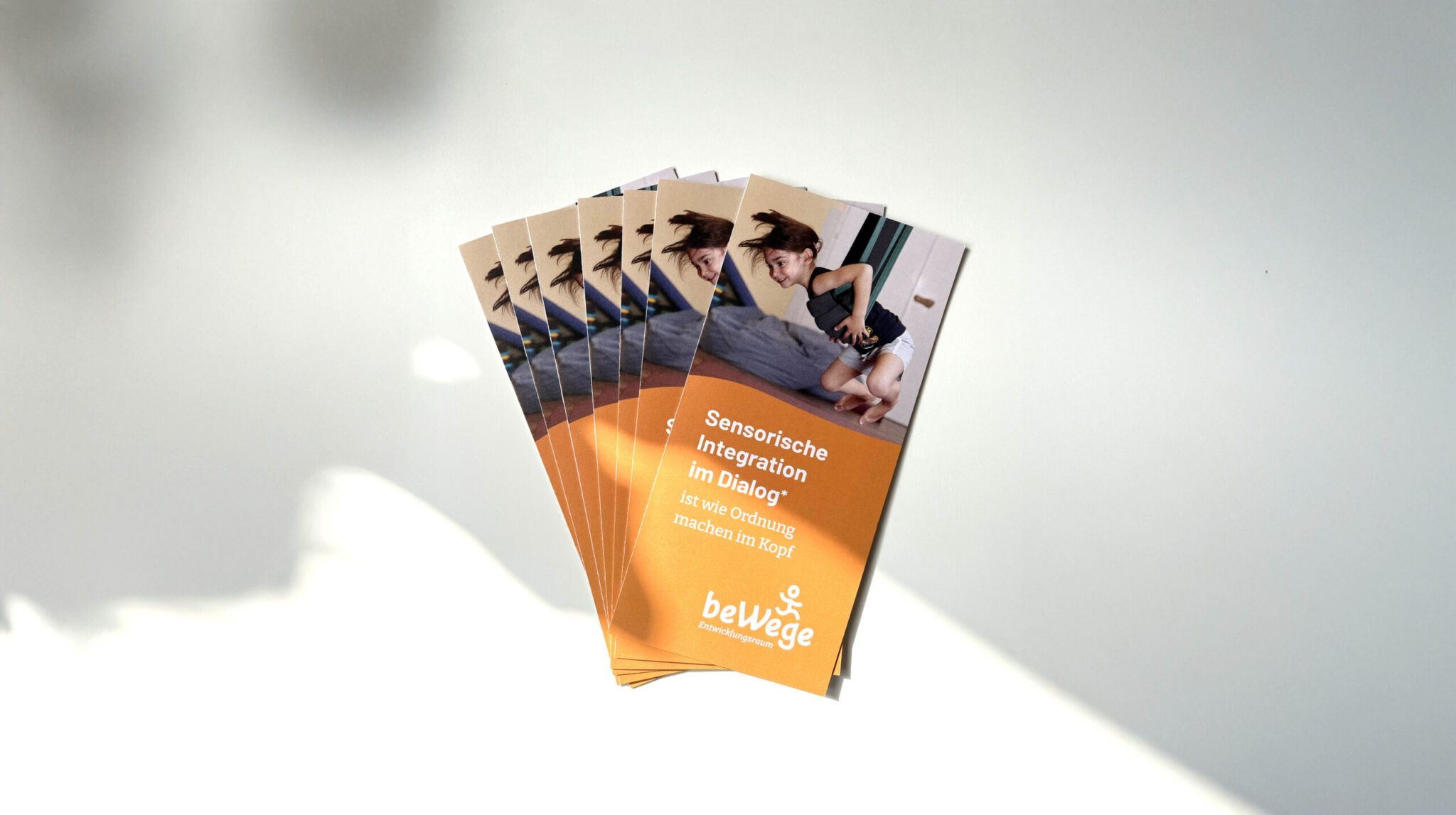 Folder Design für den beWege Entwicklungsraum. Foto: © Stefanie Dippelreiter