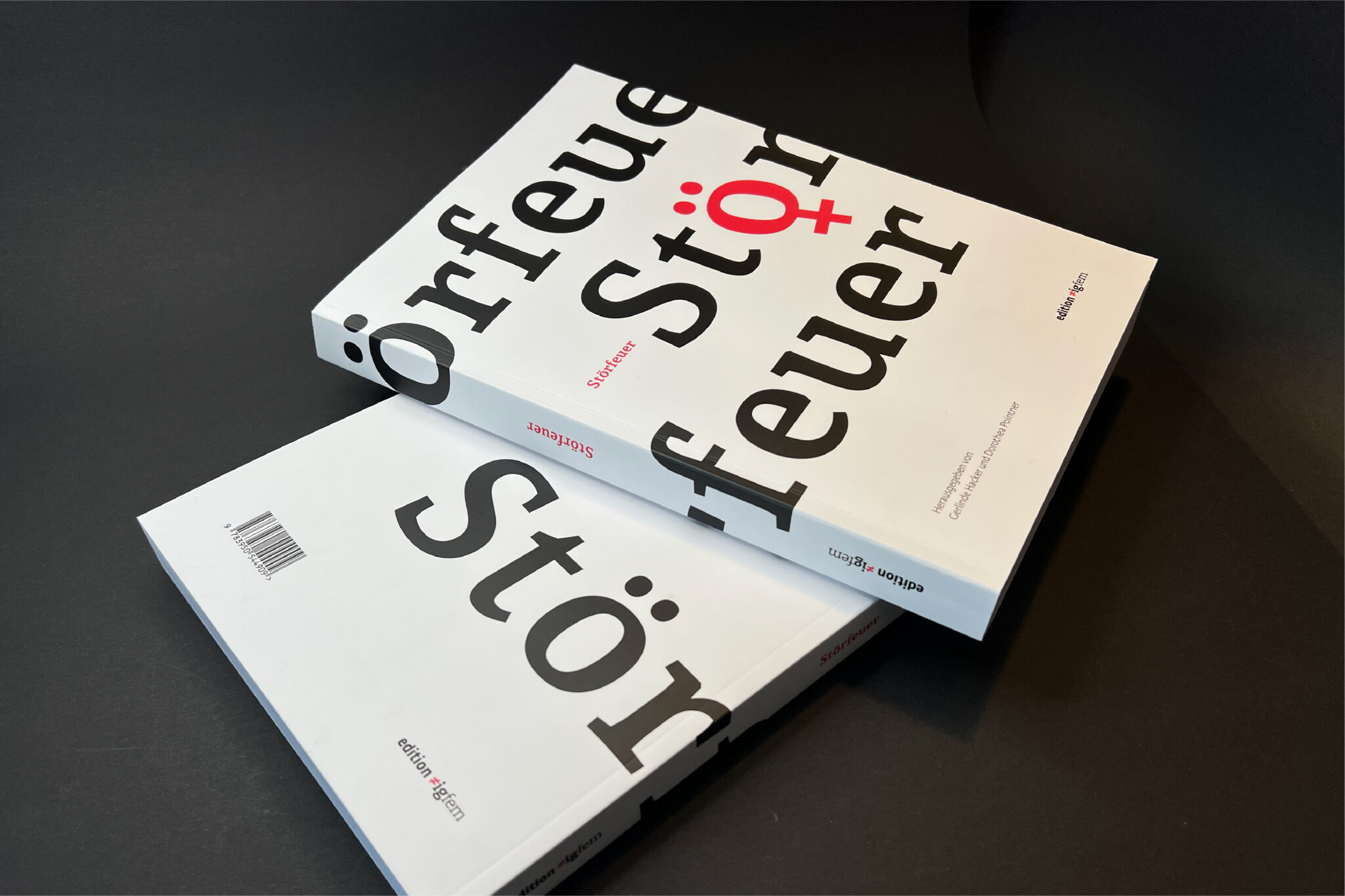 Zwei Störfeuer Ausgaben schräg aufeinander gestapelt von der Seite. Foto: © Stefanie Dippelreiter.