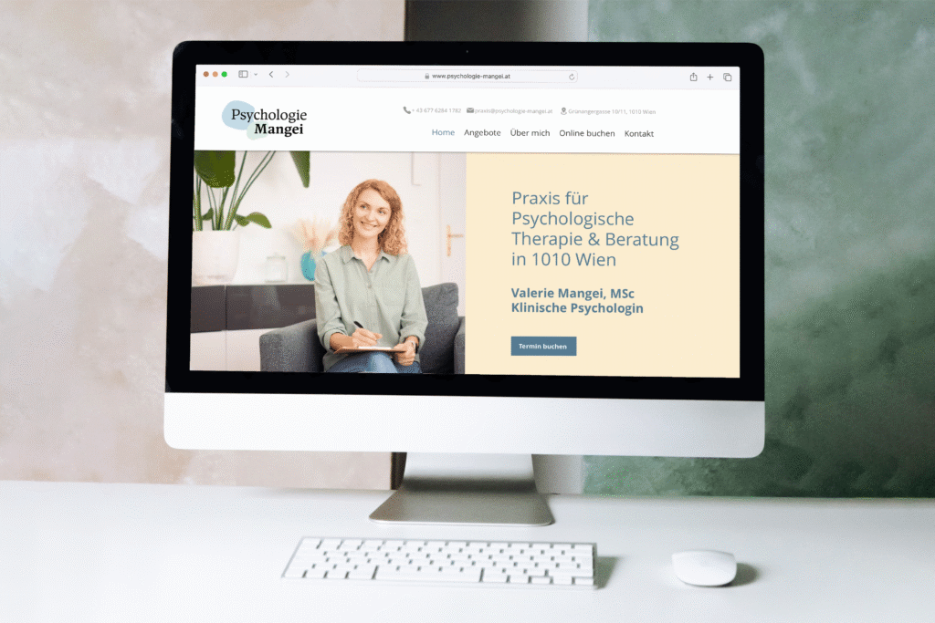 Startseite der Website von Psychologie Mangei mit Portraitfoto, Claim und Buchungsbutton auf einem iMac Monitor