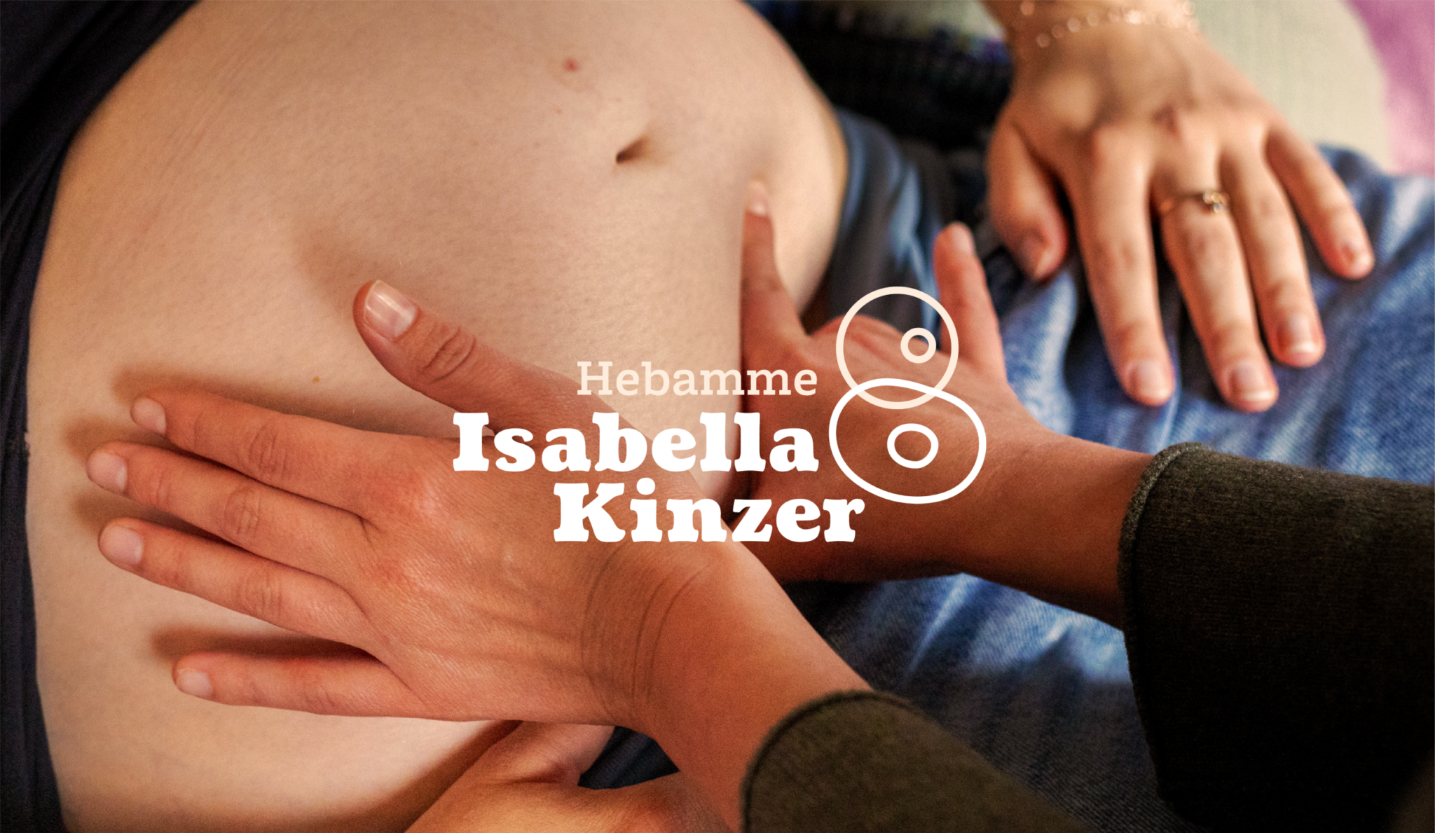 Weißes Logo von Hebamme Isabella Kinzer auf einem Foto mit Schwangerenbauch